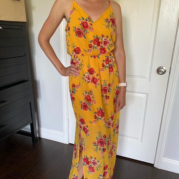 Maxi yellow with roses patterns open on the aide - Picture 3 of 5